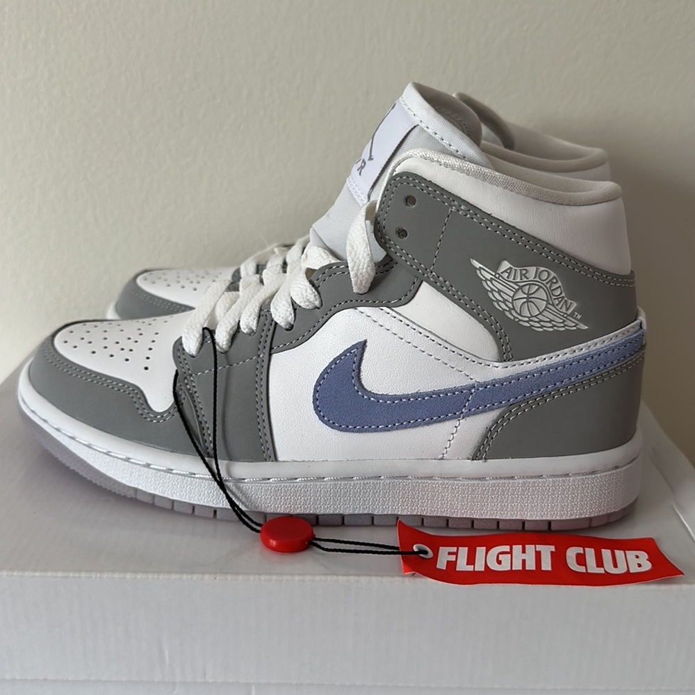 Women’s AIR JORDAN 1 MID NEW IN BOX